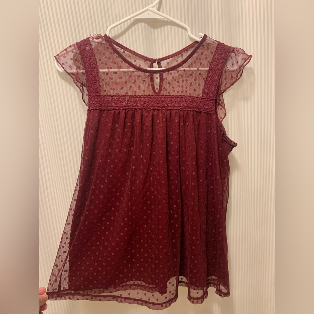 Maroon Polka Dot Top with Ruffle Sleeve Size L 💋